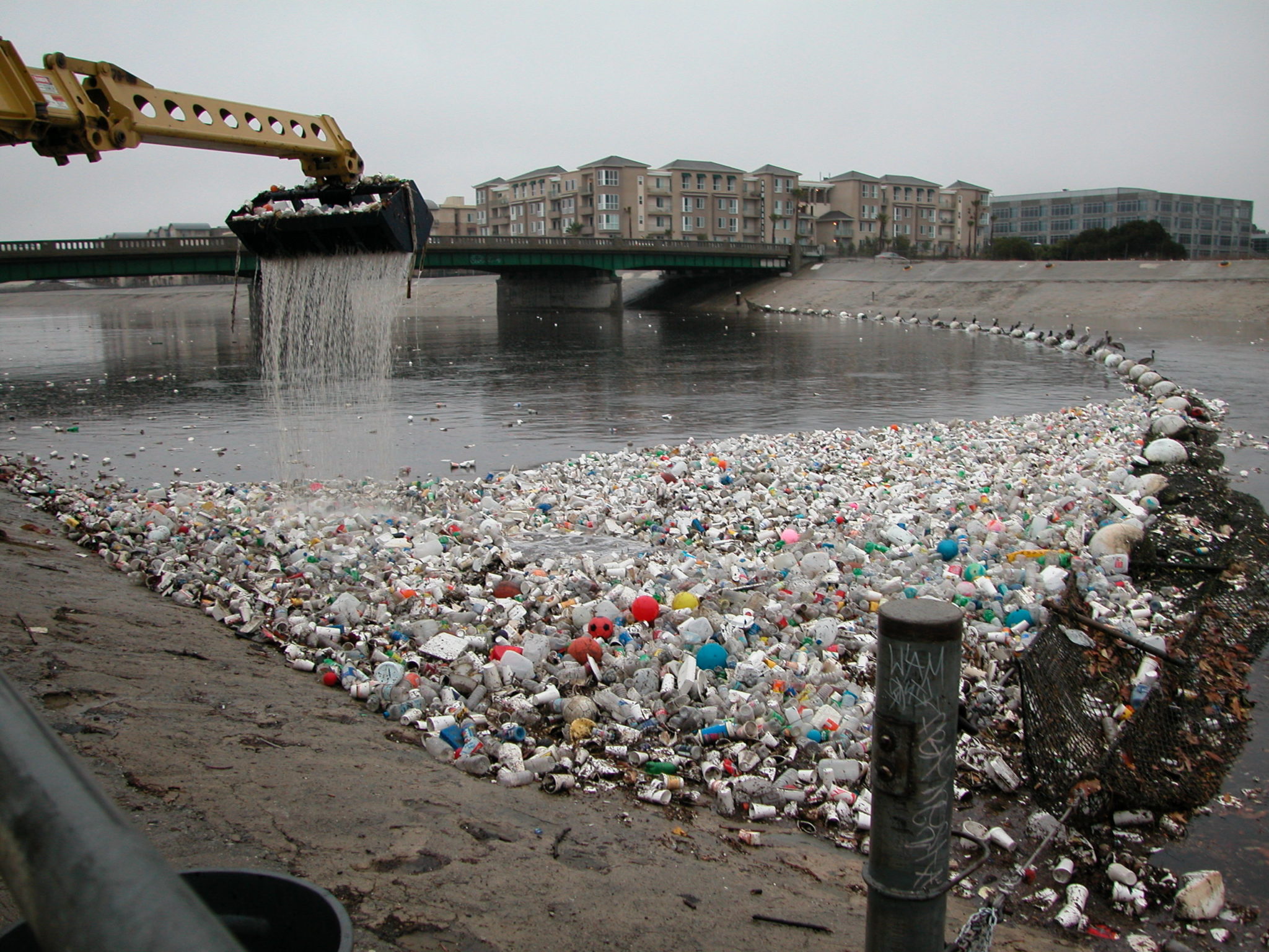 Загрязненная вода. Загрязнение воды. Загрязнение воды отходами. Механическое загрязнение. Загрязнение воды промышленными отходами.